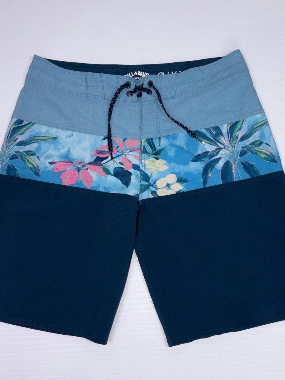 BILLABONG men's board shorts size 28